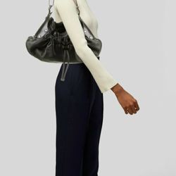 BURBERRY Farrar Drawstring Hobo Bag

Description
Burberry Hobo
Black Leather
Silver-Tone Hardware
Flat Handle
Pleated Accents & Dual Exterior Pockets
