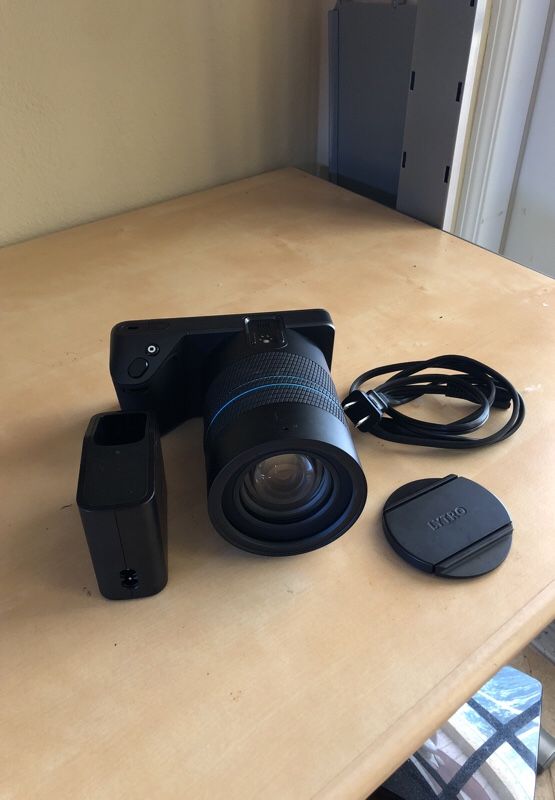 LYTRO ILLUM 40 Megaray Light Field Camera with Constant F/2.0, 8X Optical Zoom, and 4" Touchscreen LCD (Black)