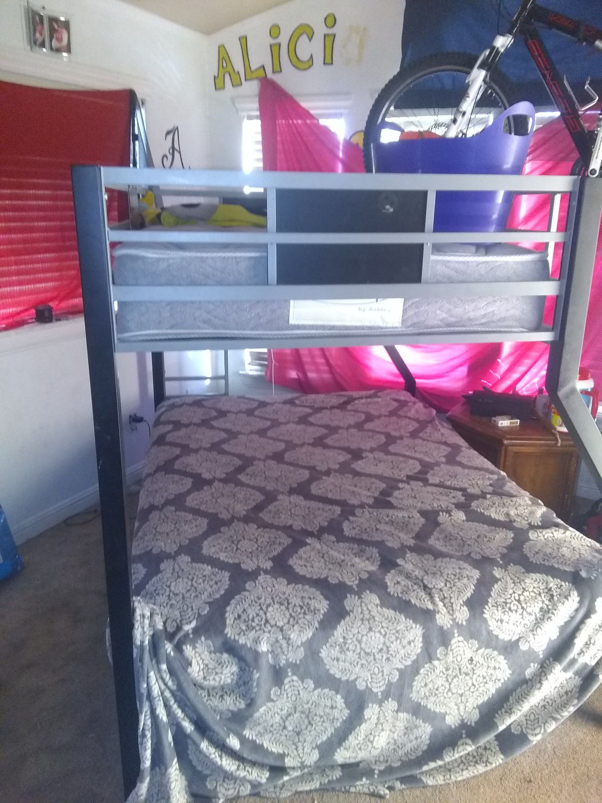 Bunk beds,full bottom twin top