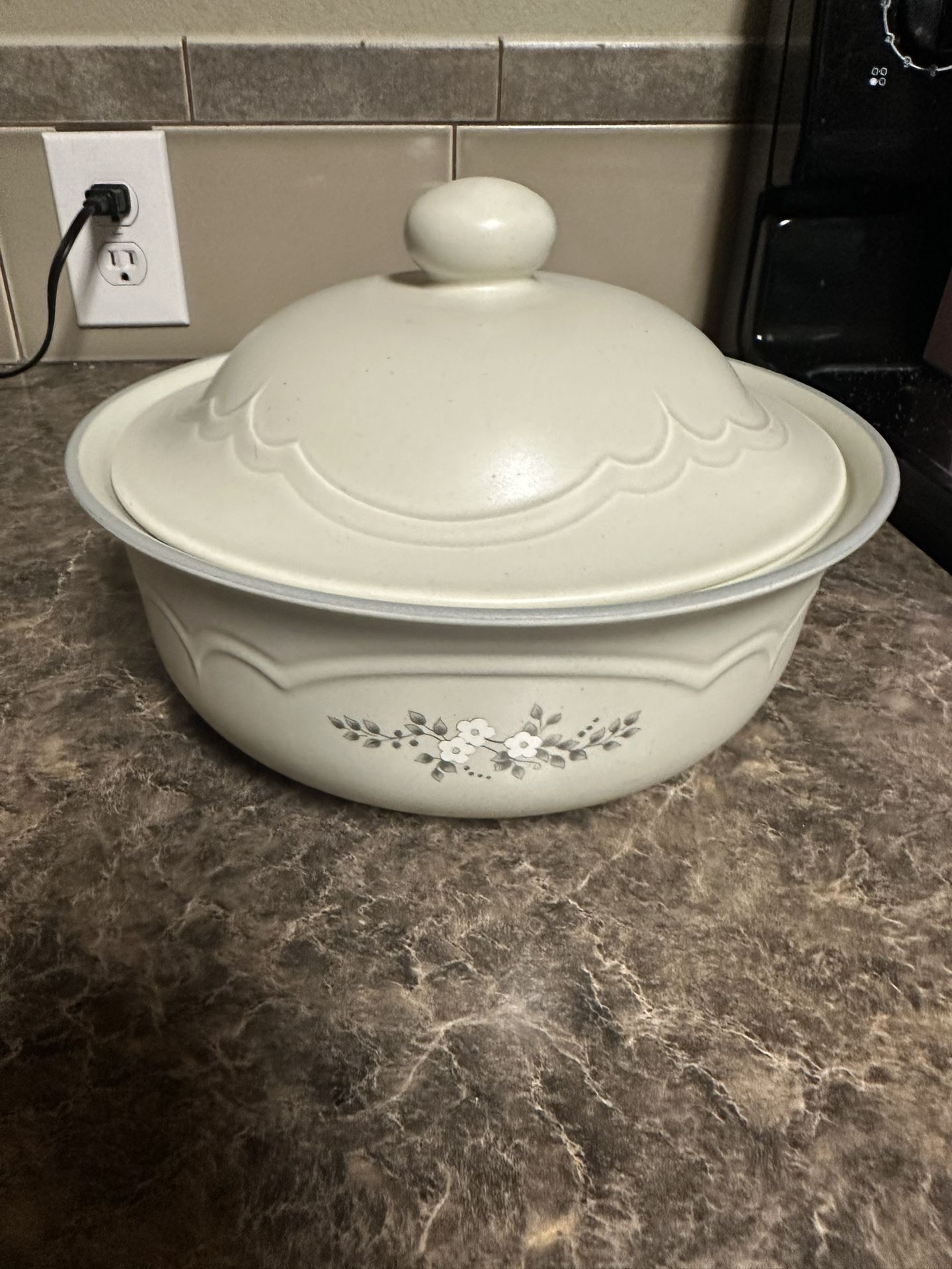 Pfaltzgraff Heirloom Covered Casserole Dish – 2 Qt (#318)