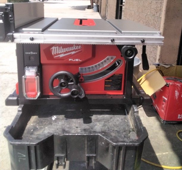 Milwaukee M18 FUEL 8-1/4" Table Saw Kit With ONE-KEY . USED