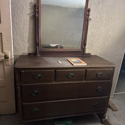 Dresser With Mirror 