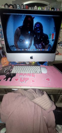 Apple iMac Desktop Computer with Keyboard and Mouse