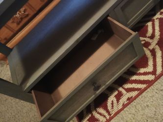Like new farmhouse entry table or coffee table