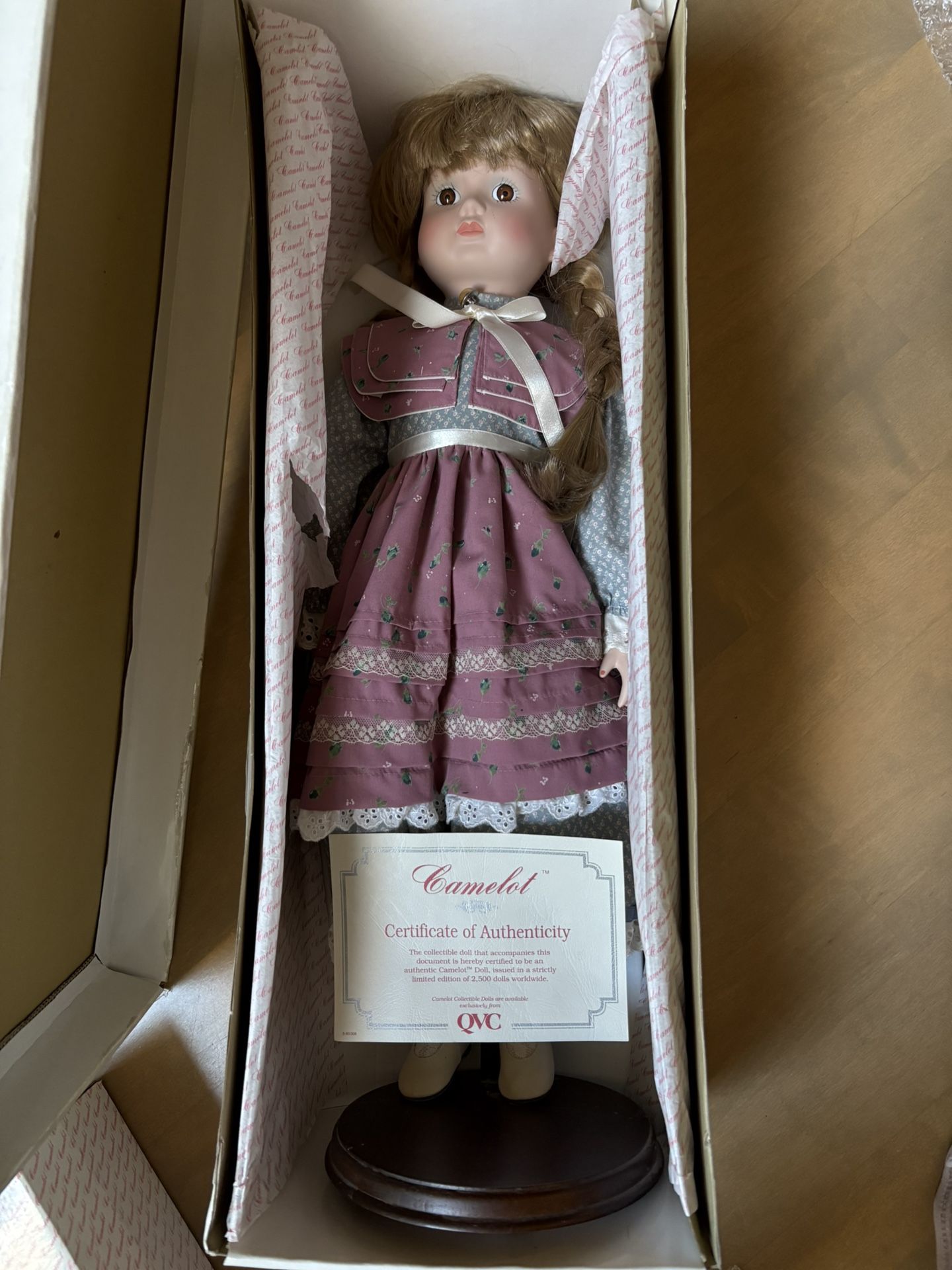 2 Camelot Collection, Vintage Camelot 21 ” Porcelain Dolls