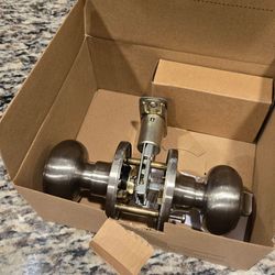 Basic doorknobs x4