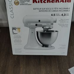 New Sealed KitchenAid Classic Series K455 4.5 Quart Tilt-Head Stand Mixer - White
