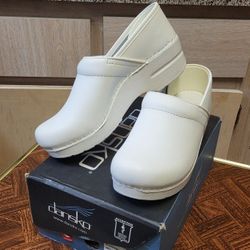 Dansko Professional Women's Comfortable, Leather, White Nurse clogs Size: 8.5-9   