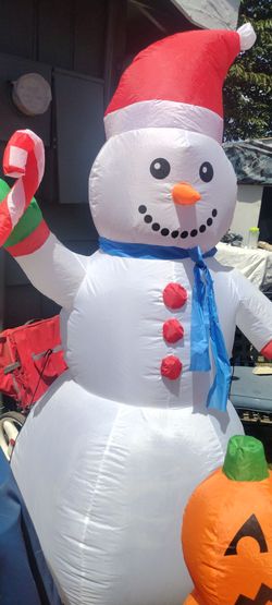 Blow up snowman working air pump
