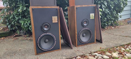 Infinity Qb Speakers. Pick Up Only. 