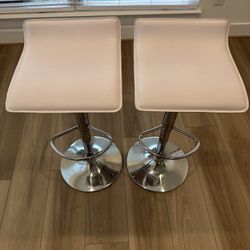 Bar stools with adjustable chrome bases, swivel 360°excellent Condition 