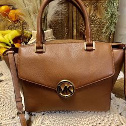 Michael Kors Crossbody  Leather Purse. ( Price Is Firm I Just Lower The Price )