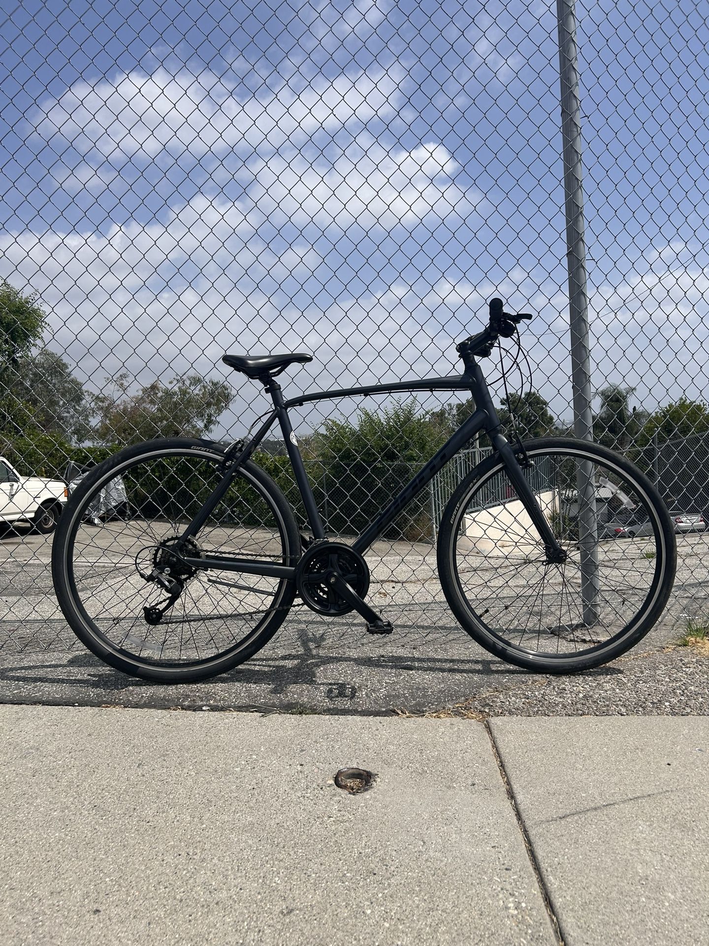 Giant Escape 3 Hybrid Bike, 29 Inch 700c Tires With A Matte Black Frame