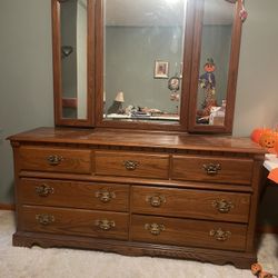Solid Wood Thomasville Dresser w/ Mirror – 9 Drawers, Great Condition!
