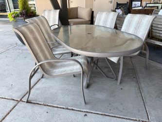 Outdoor Wavy Textured Glass Dining Table w/ 4 Arm Chairs