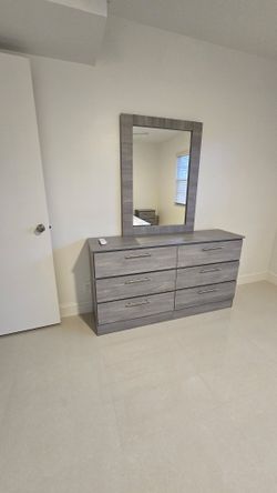 Dresser With Mirror