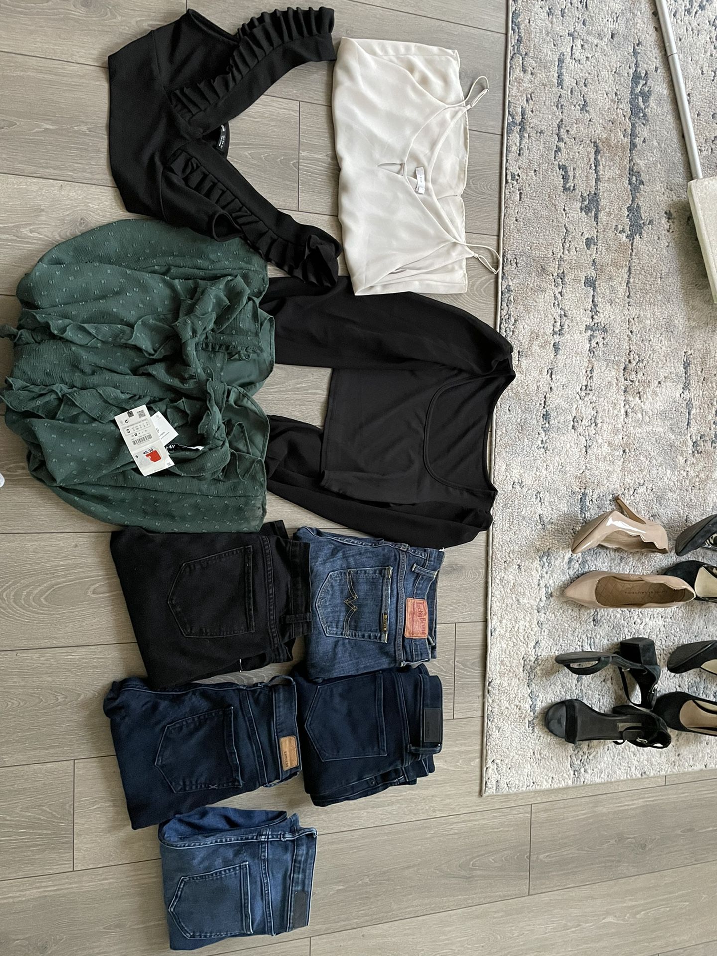 Clothes/shoes Small-Medium. Jeans 2-4. Shoes 7-7.5