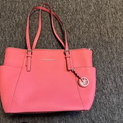 Michael Kors Jet Set Zip Tote 