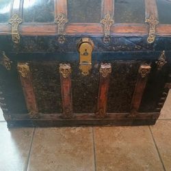 Antique Eagle Lock Co. Steamer Trunk Metal/Wood Chest W/ Padded Liner BEAUTIFUL!