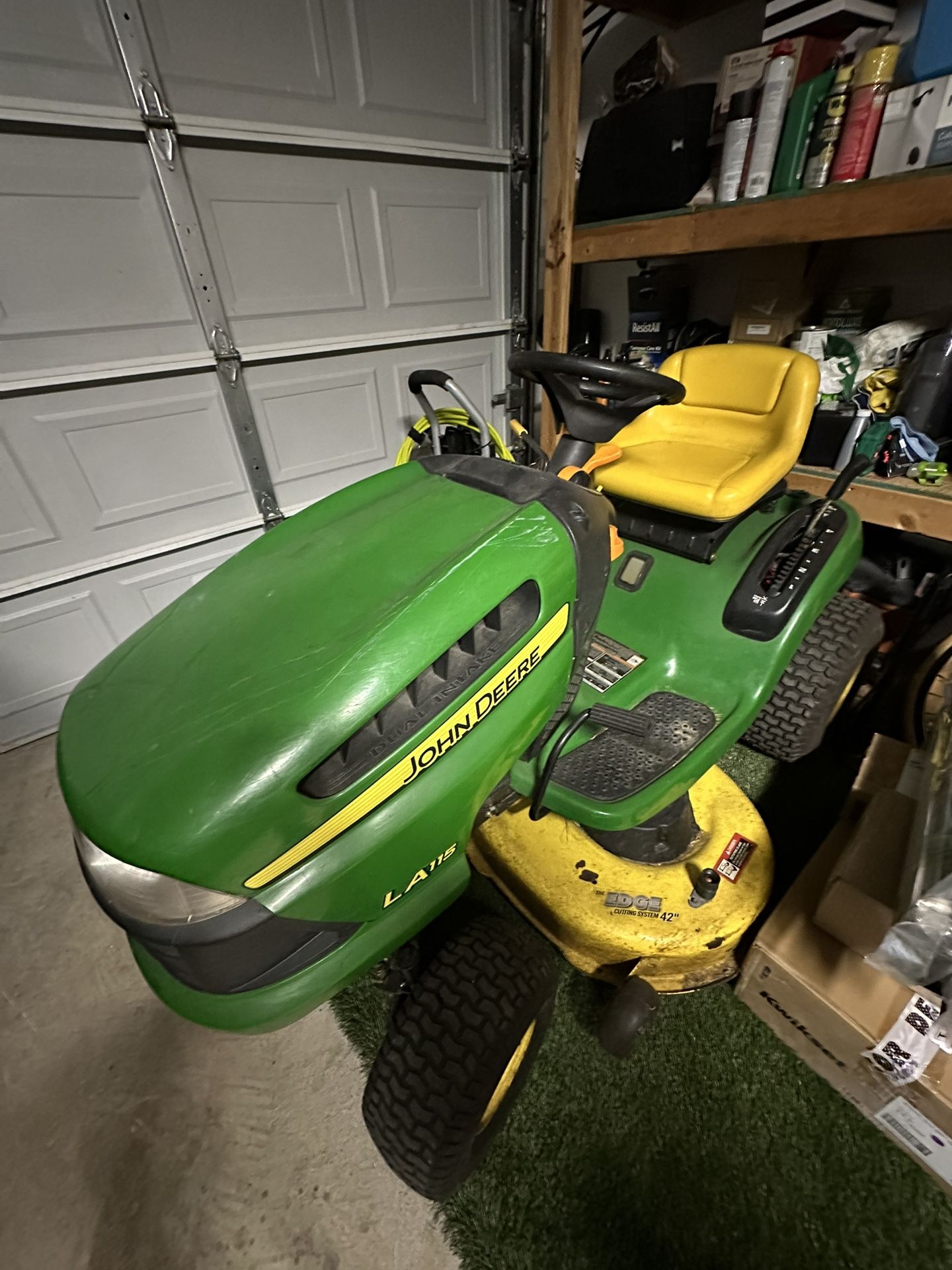 John Deer Tractor 100 Series 