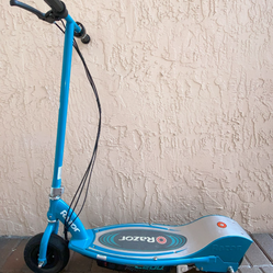 SCOOTER – $310 RAZOR E200 ELECTRIC POWER SCOOTER WITH BATTERY CHARGER – NEEDS NEW BATTERY AND/OR FOR PARTS ONLY