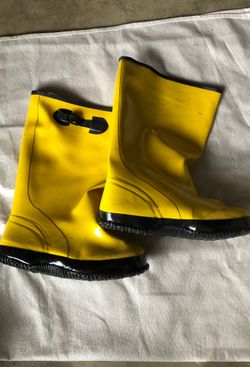 Boots size 9