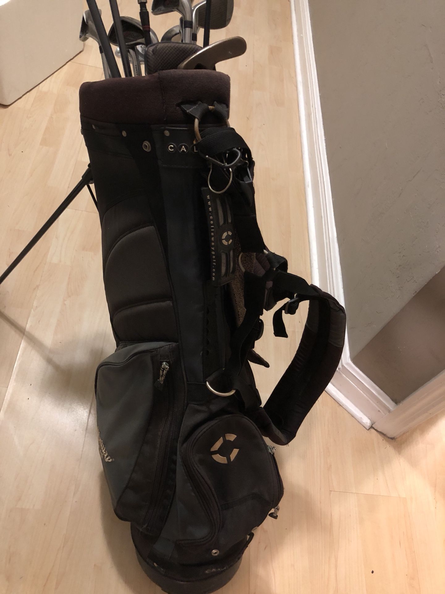 Complete set of men’s right handed golf clubs with bag