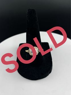 Gold band ring with clear stones