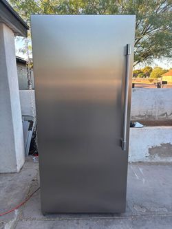 Frigidaire Professional Freezer works perfect in good condition. Free delivery to garage.
