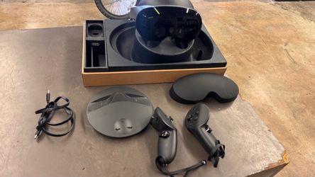 Meta Quest Pro w charging dock box 256hb Storage 12gb RAM no trade pick up in Tacoma