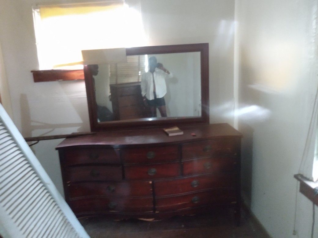 Beautiful Vintage Mahogany  Dresser With Original Mirror 