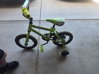 2 small bikes 1 little scooter
