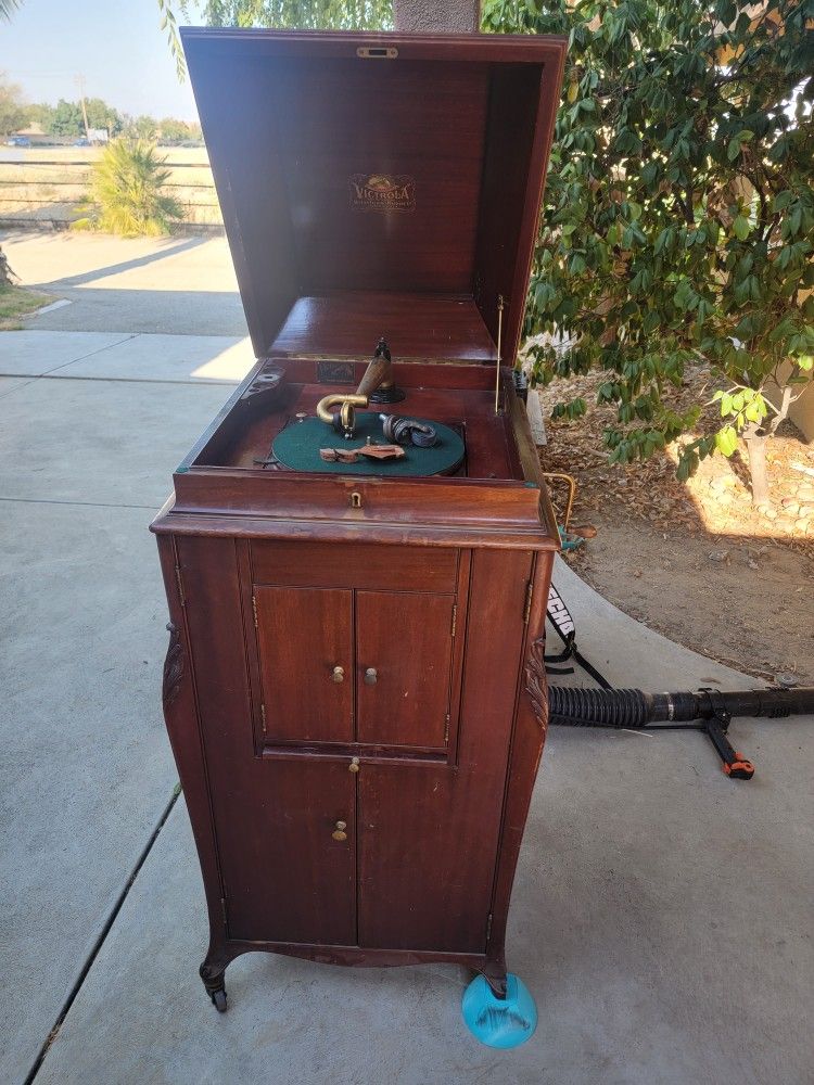 Old Victrola With Records Included