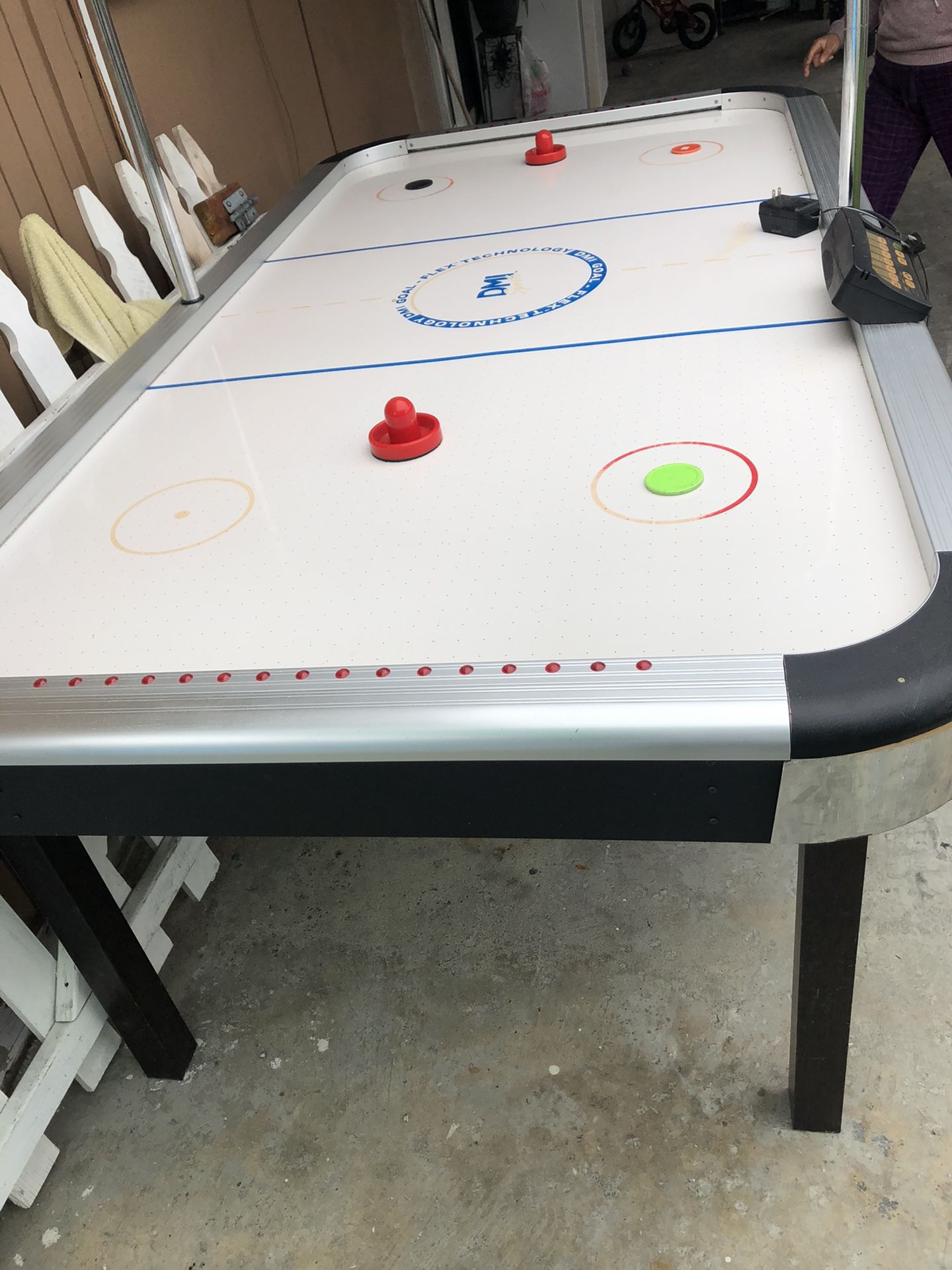 Air hockey table