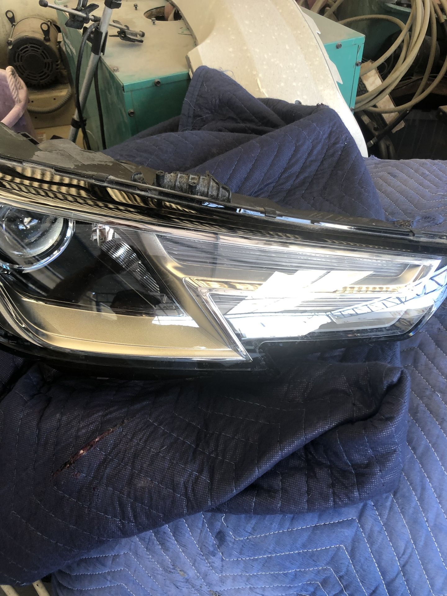 2017/2018 Audi A4 passenger side halogen front headlamp (USED, no scratches on lens) part 8W0.941.006.B