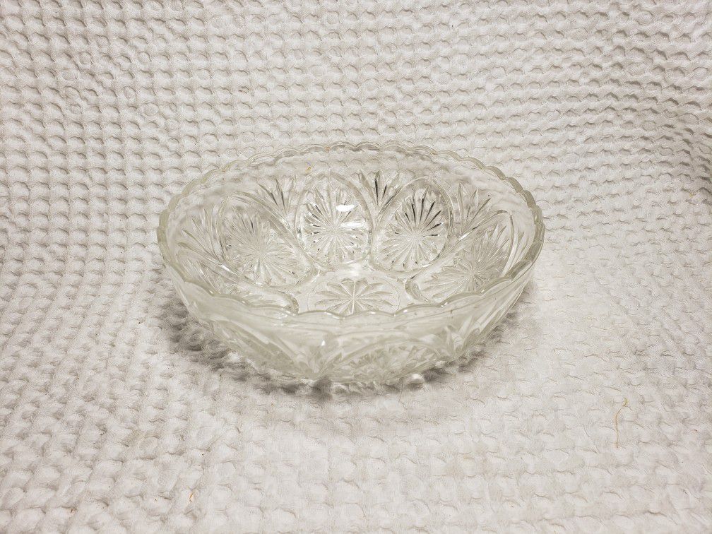 Anchor Hocking MEDALLION crystal clear Chip / serving bowl Star & Cameo 8" wide and 2 3/4" H . Good condition and smoke free home. 