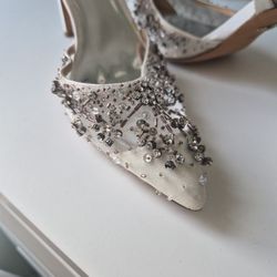 BADGLEY MISCHKA LUXURY WHITE HEELS 6 1/2