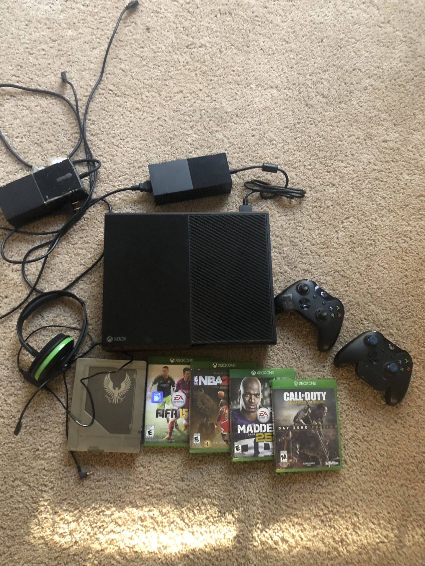 Xbox One w/ 6 games , 2 controllers and Turtle Beach headset