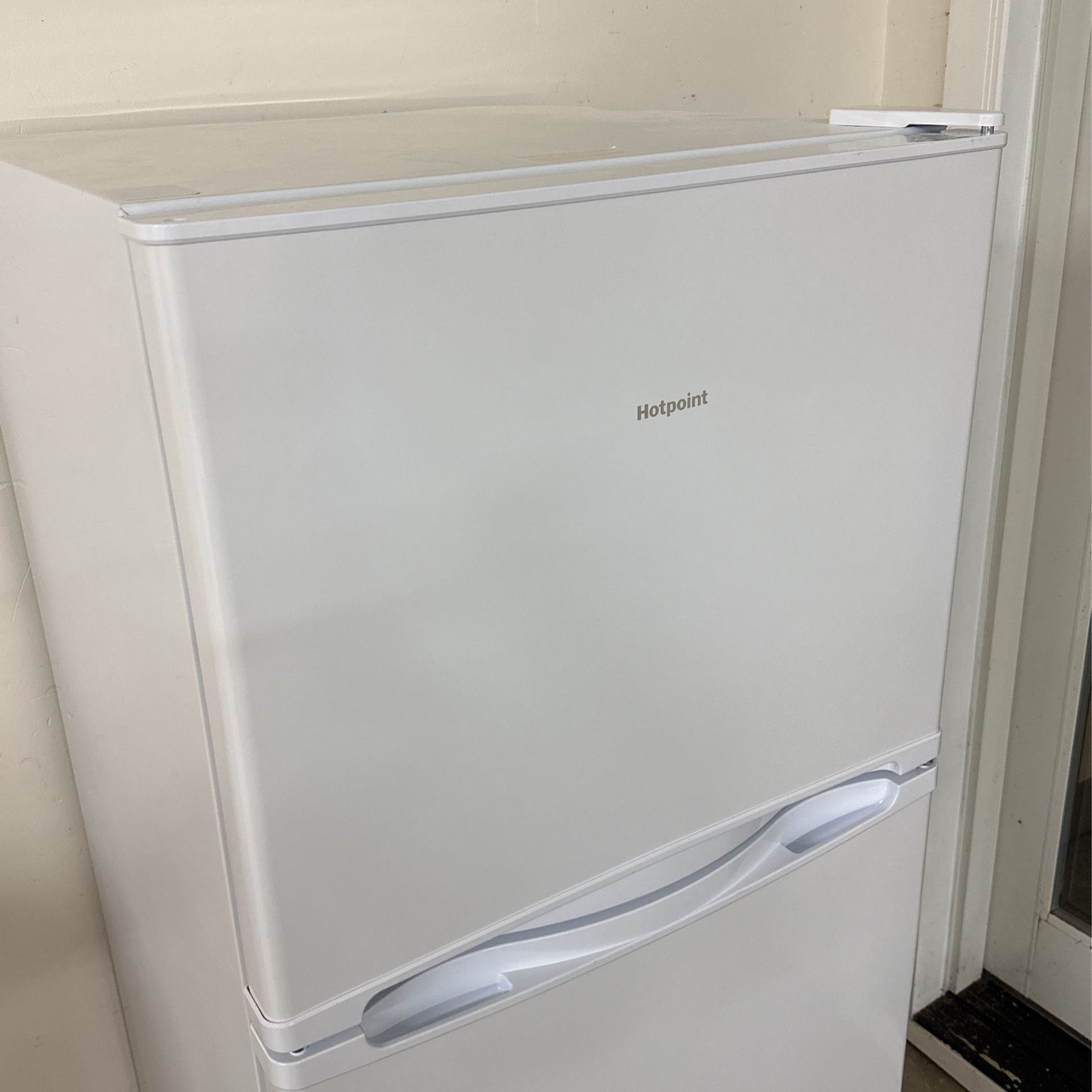 Hotpoint Fridge + Freezer 9.7-cu ft