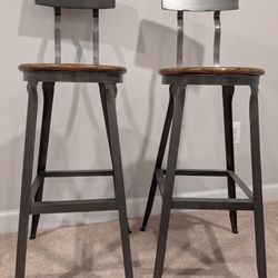 Great Looking Bar Stools In Perfect Condition! 