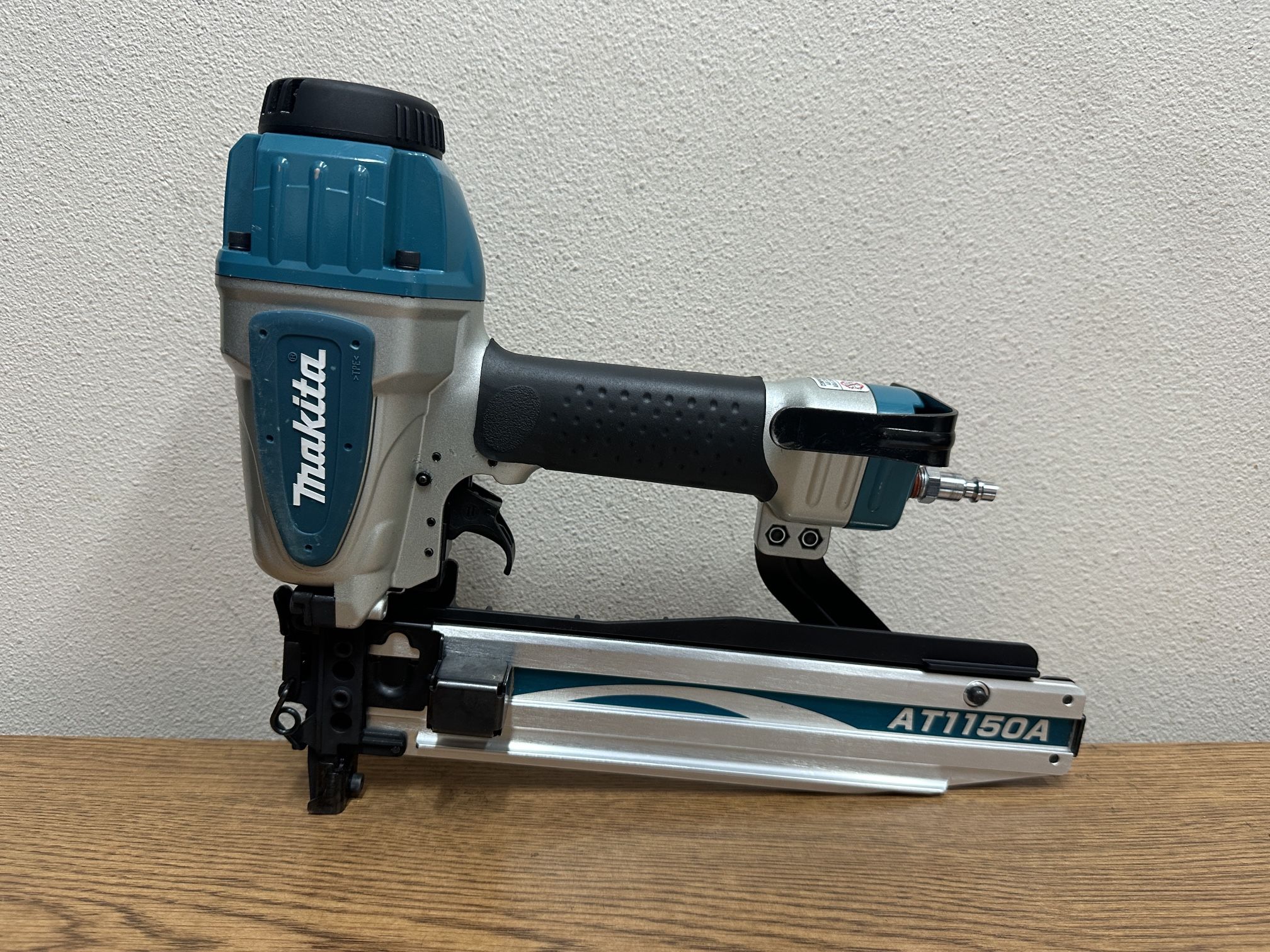 Makita AT1150A Pneumatic 16 Gauge 7/16 in.Medium Crown Stapler