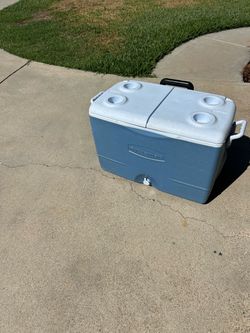 120 Qt Rubbermaid Rolling Cooler
