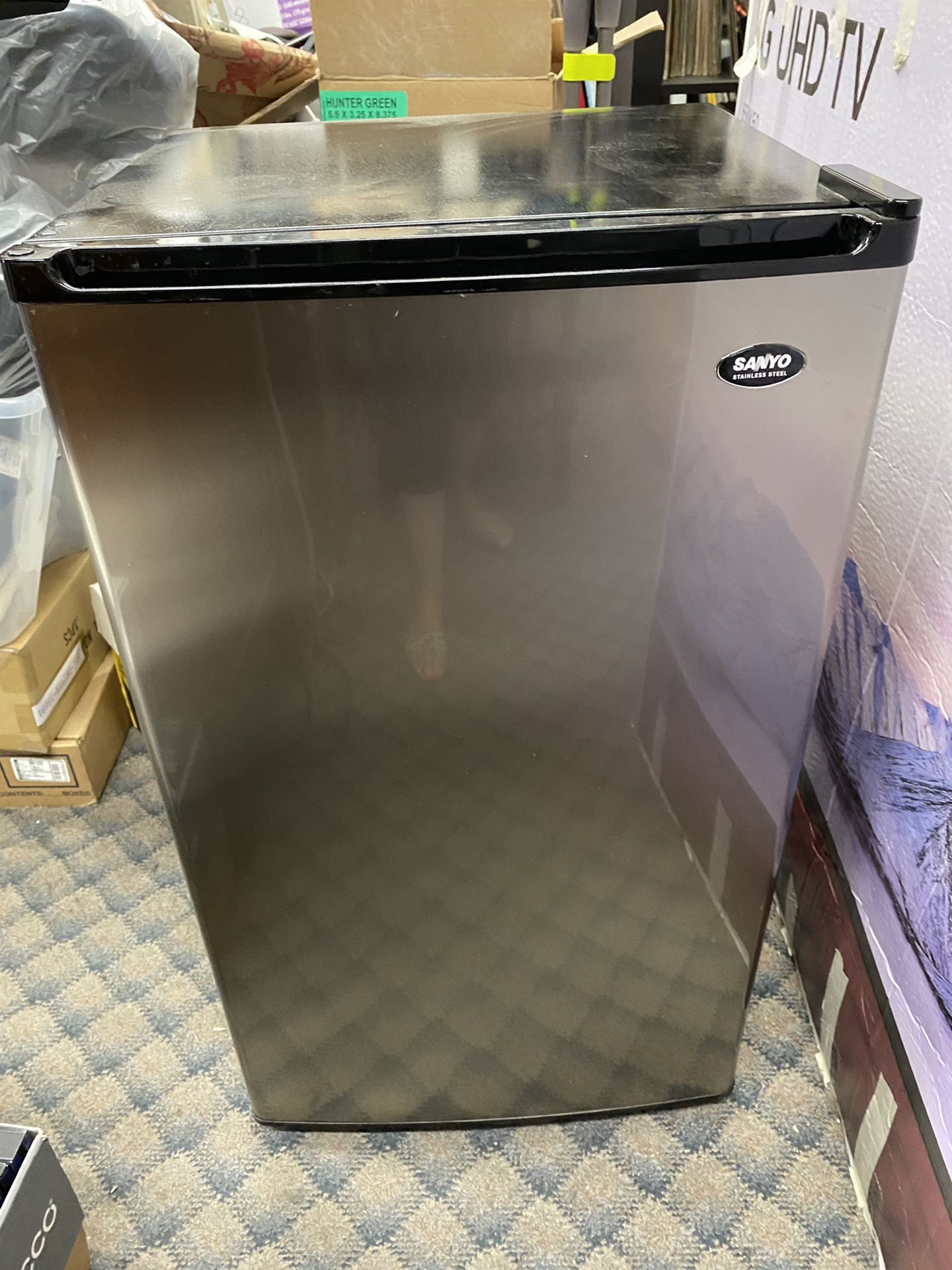 Sanyo mini refrigerator like new model number SR 3660S