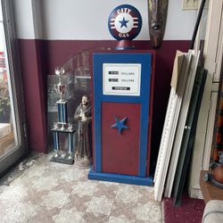 Vintage Americana City Gas Lamp And Pump 