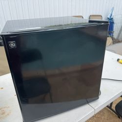 GE Mini fridge