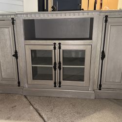 Tv Stand/Entertainment Center