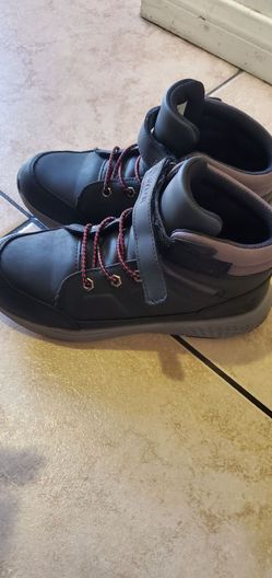 Rocawear Boys Shoes. Size 4.5