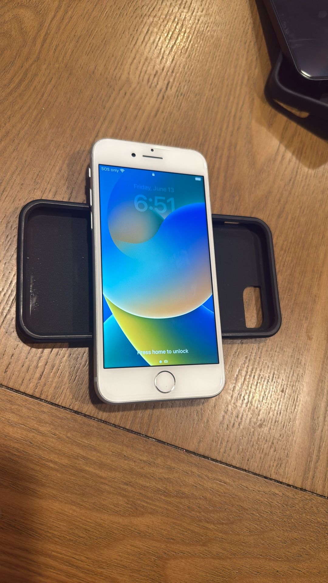 iPhone 8 64gb Light Silver Battery Health 93%, Fully Unlocked Read Descriptions B4 Messaging