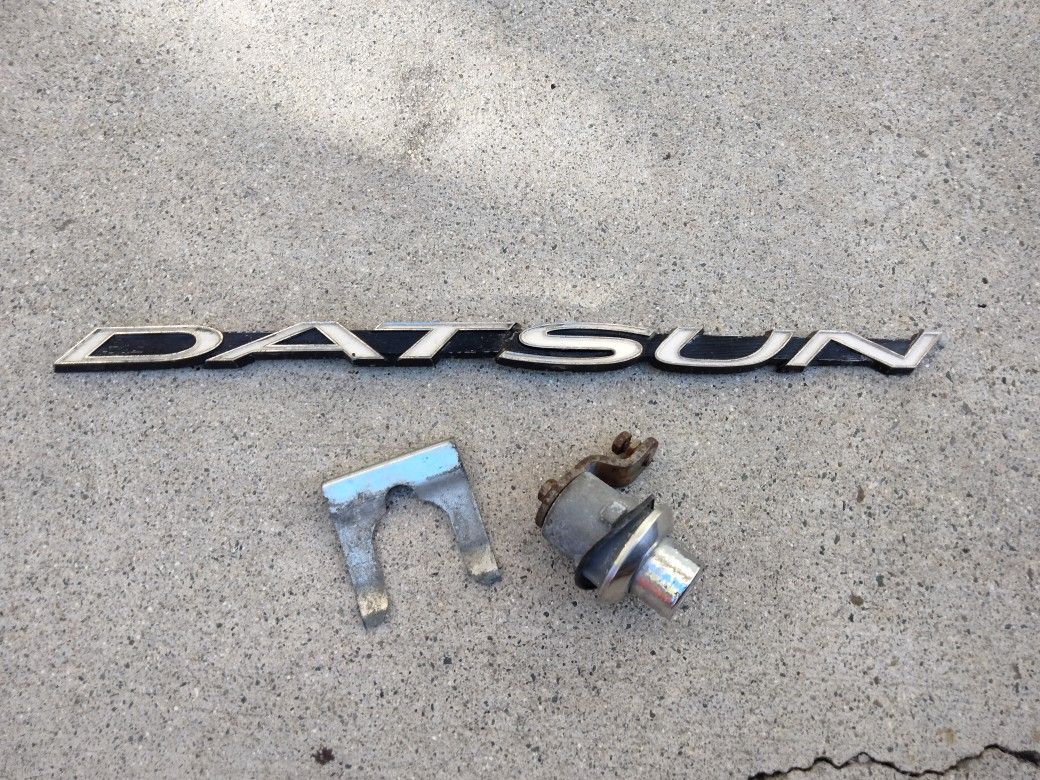 Datsun 240z 260z 280z Hatch Lock And 240z Fender Emblem 