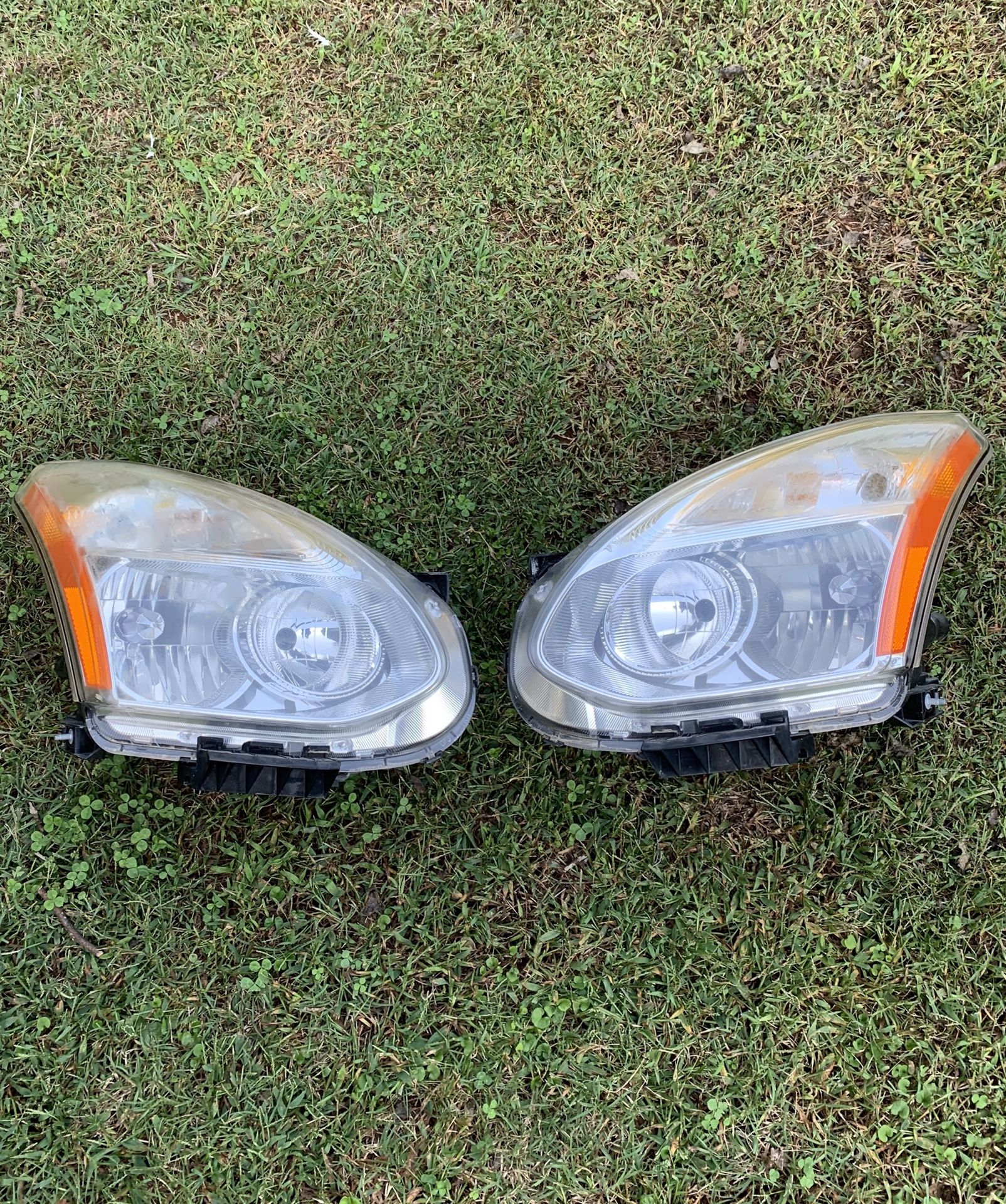 2012-2016 Nissan Rogue headlights